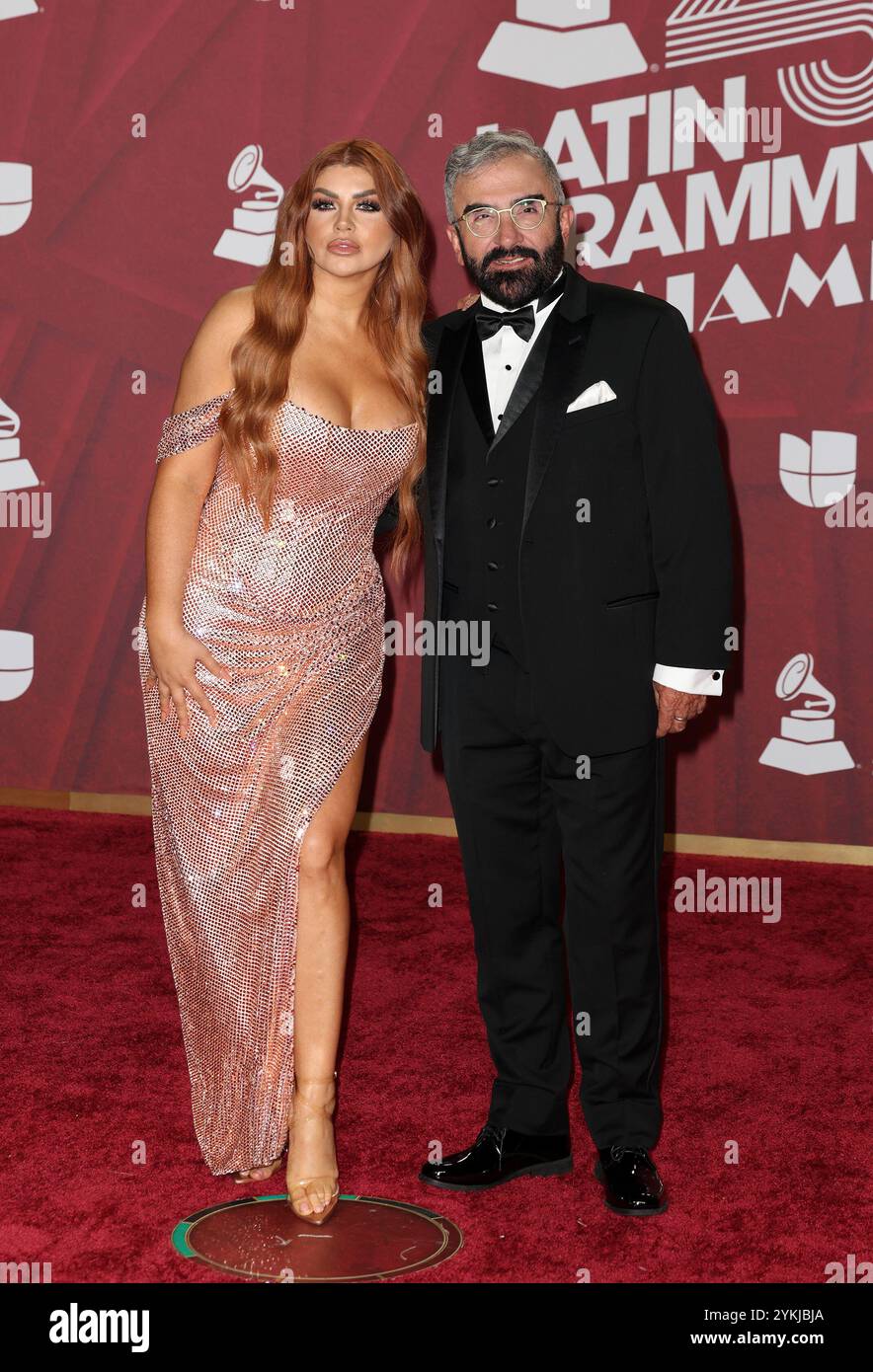 Miami, Stati Uniti d'America. 14 novembre 2024. MIAMI, FLORIDA - 14 NOVEMBRE: Marianan Gonzalez e Vicente Fernandez Jr. Partecipano al 25° Annual Latin GRAMMY Awards al Kaseya Center il 14 novembre 2024 a Miami, Florida. (Foto di Alberto E. Tamargo/Sipa USA) credito: SIPA USA/Alamy Live News Foto Stock