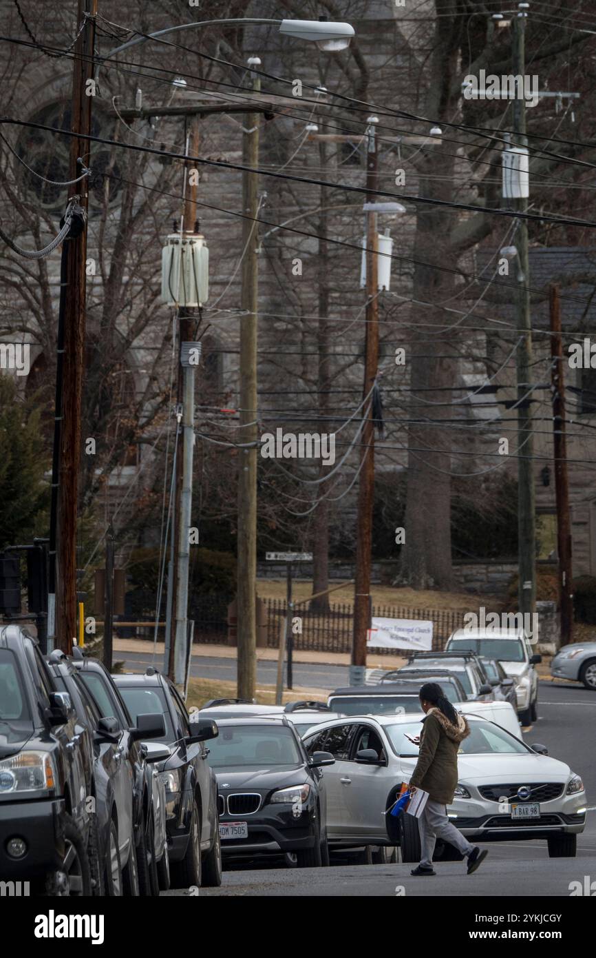 Nella città di Lexington, Virginia, residenti hanno il lusso di accettabile segnale cellulare come pure a disposizione internet a banda larga che migliora il loro modo di vita. Ma per coloro che vivono al di fuori della città di griglia, Virginia BARC Electric Cooperative si assume la guida per l'installazione di cavi in fibra ottica per l'esistente rete elettrica, che porterà affidabili a banda larga ad alta velocità per la zona per la prima volta. Nelle aree rurali dove affari e residenziale i consumatori utilizzano il servizio a banda larga sono più suscettibili di godere di redditi più alti, abbassare i tassi di disoccupazione e una crescita più forte rispetto a quelli senza banda larga. Bec Foto Stock