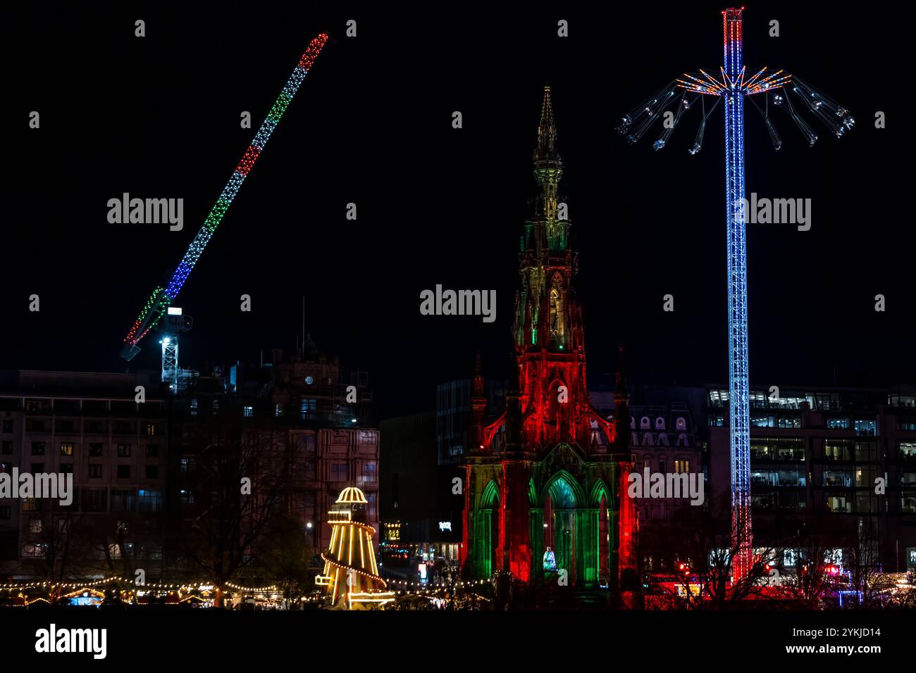 Edimburgo, Scozia, Regno Unito, 18 novembre 2024. Decorazioni natalizie e mercatino: La capitale si sta preparando per la stagione delle feste nella foto: Il mercato di Natale è aperto ai visitatori con persone che urlano dalla zona fieristica Star Flyer accanto al monumento Scott illuminato nei Princes Street Gardens. Crediti: Sally Anderson/Alamy Live News Foto Stock