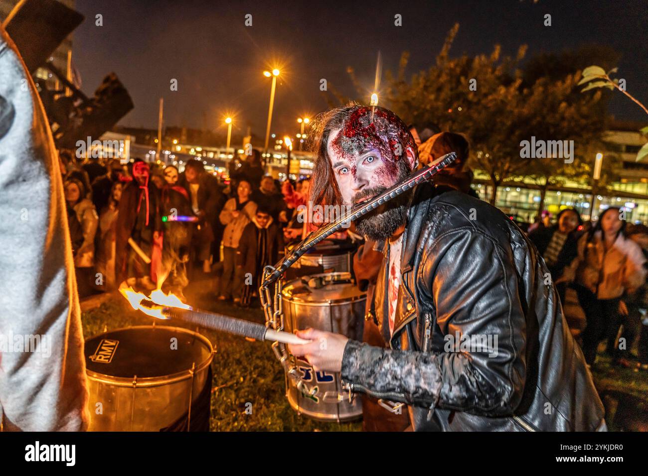 La Zombiewalk di Essen, ad Halloween diverse centinaia di persone, alcune vestite da zombie spaventosi, non morti, camminavano dalla stazione ferroviaria principale al quartiere Foto Stock