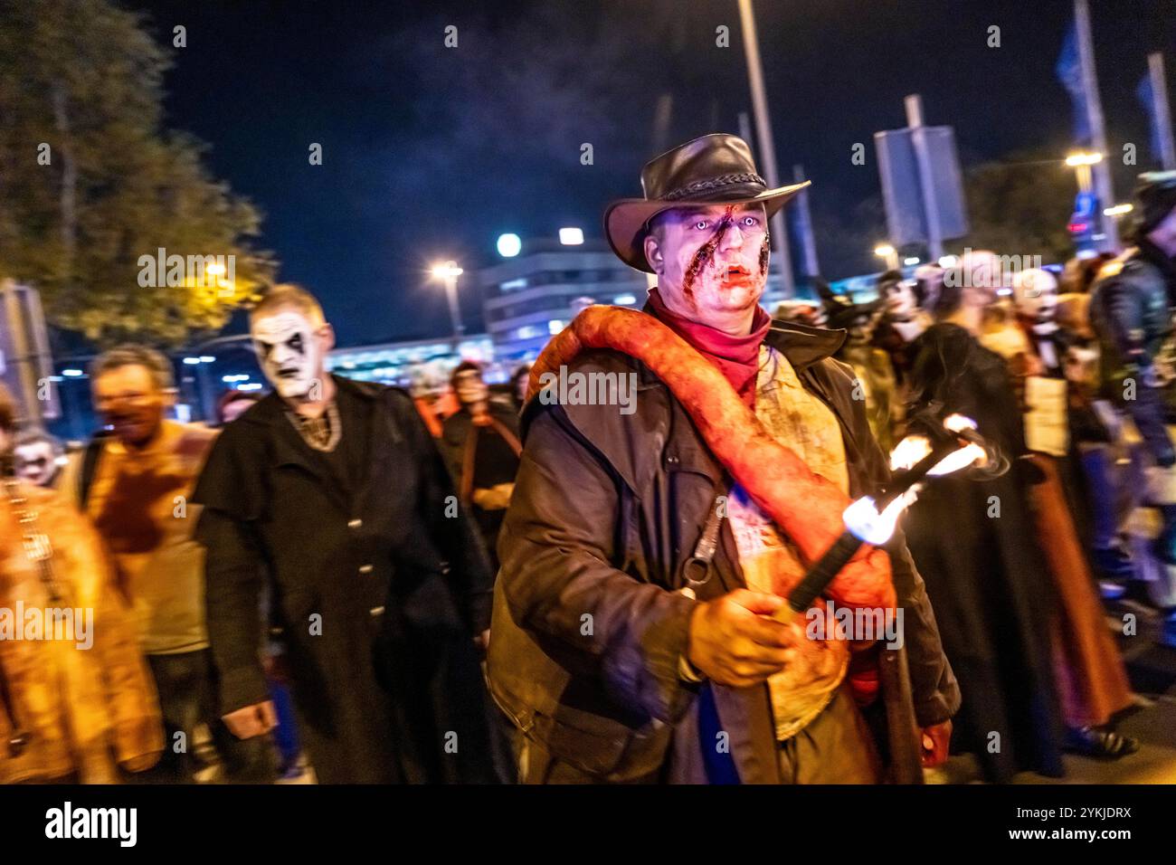 La Zombiewalk di Essen, ad Halloween diverse centinaia di persone, alcune vestite da zombie spaventosi, non morti, camminavano dalla stazione ferroviaria principale al quartiere Foto Stock