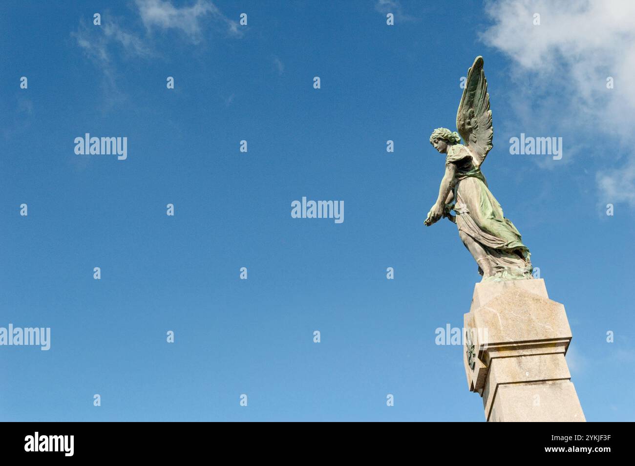 Un monumento a Plonévez du Faou in Francia ai bambini morti nella prima guerra mondiale del 1914 - 1918 Foto Stock