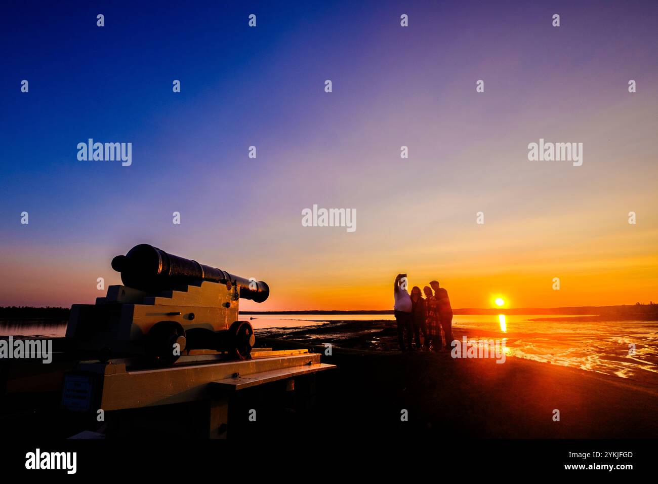 Le persone si riuniscono per fotografare al tramonto al St. Andrews Blockhouse National Historic Site, St. Andrews, New Brunswick, Canada. Foto Stock