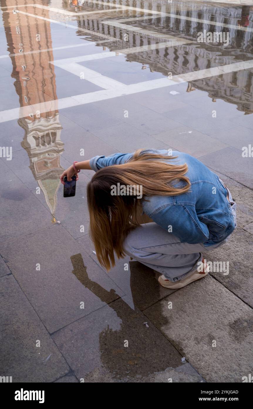 Esperienze turistiche e documenti che aumentano le maree in Piazza San Marco, Venezia, Italia. Foto Stock