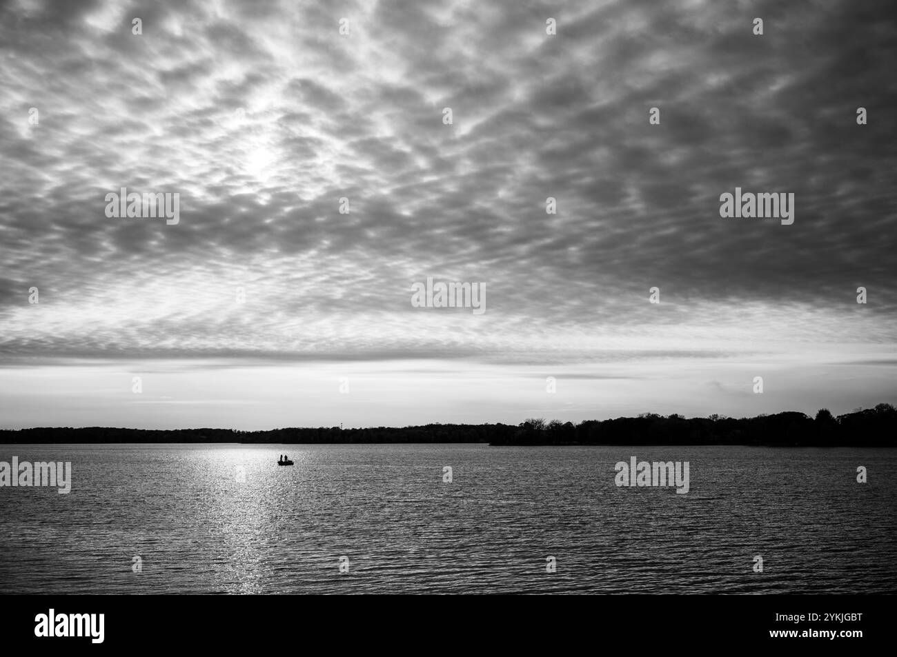 Due pescatori sul lago Minnetonka al tramonto sotto le nuvole altocumulus in Minnesota. Foto Stock