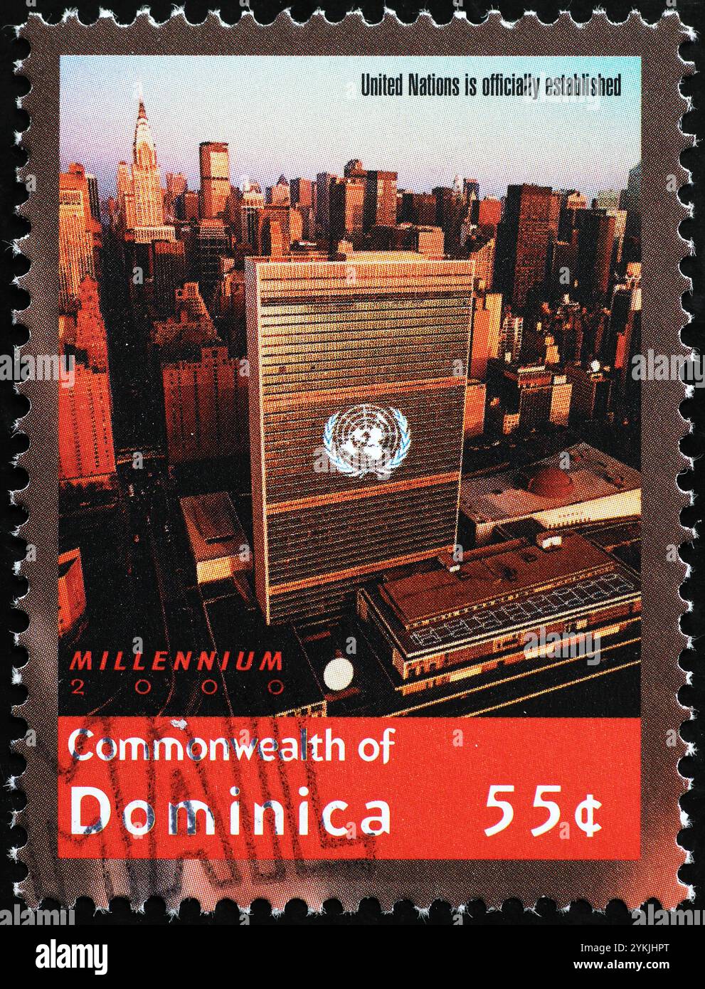 Edificio delle Nazioni Unite a New York su francobollo da Dominica Foto Stock