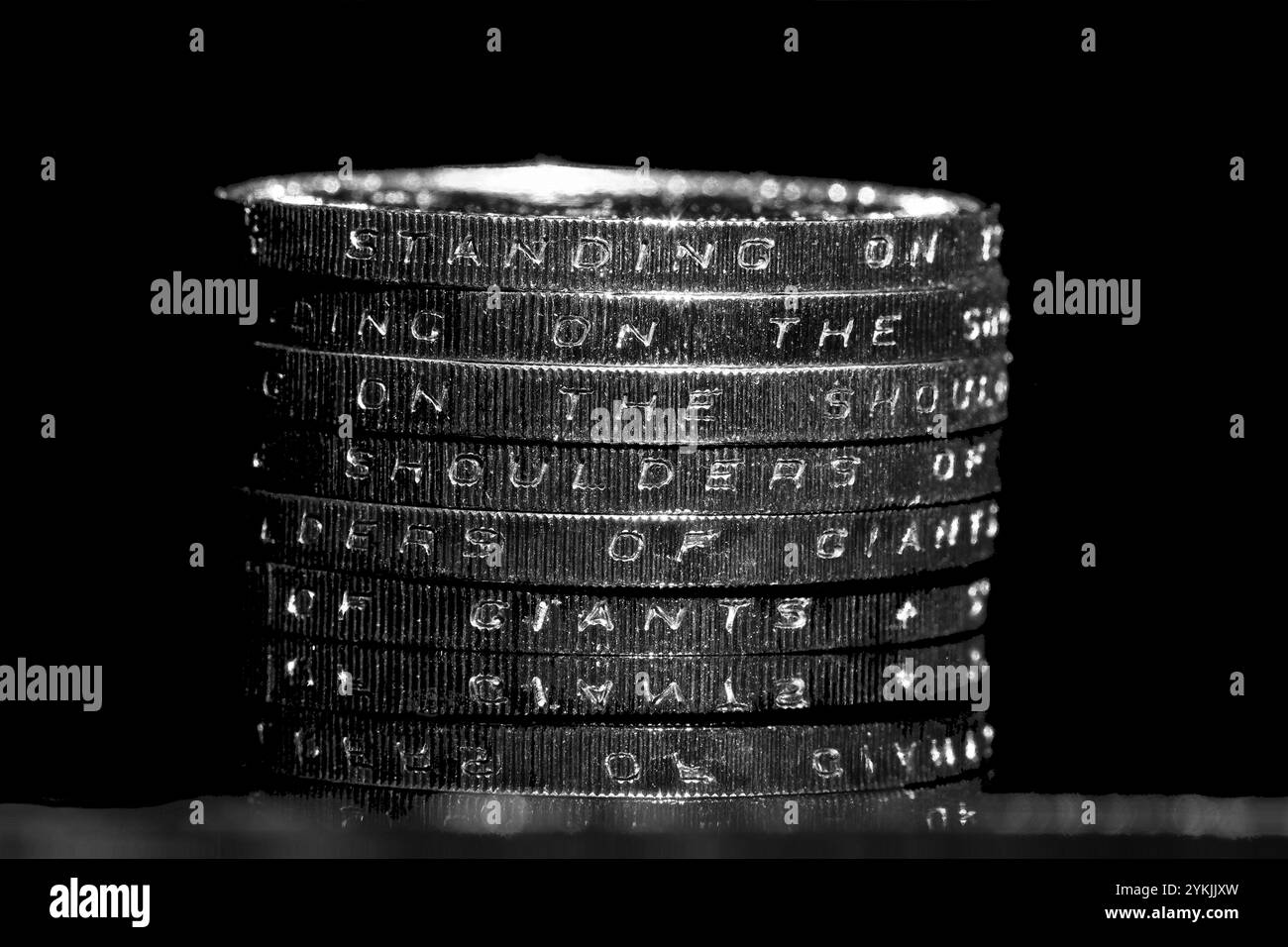 Le monete da 2 sterline della tecnologia del Regno Unito con l'iscrizione sul bordo che recita "in piedi sulle spalle dei giganti" Foto Stock
