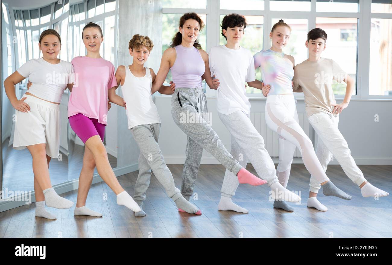 I giovani ballerini imparano a ballare la danza popolare greca sirtaki e la danza popolare irlandese jig Foto Stock