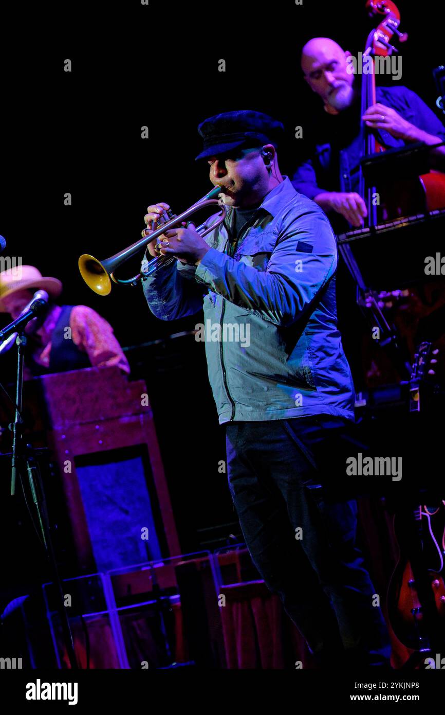 Portsmouth, Hampshire, Regno Unito, 15 novembre 2024, Jools Holland and His Rhythm and Blues Orchestra at Portsmouth Guildhall, Credit:Michael Palmer/Alamy Liv Foto Stock