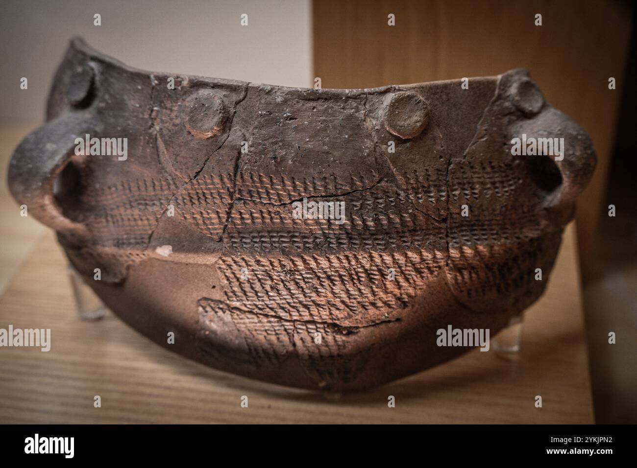 Ceramiche con decorazioni a cardio, primo neolitico, museo Huesca, comunità Aragona, Spagna. Foto Stock