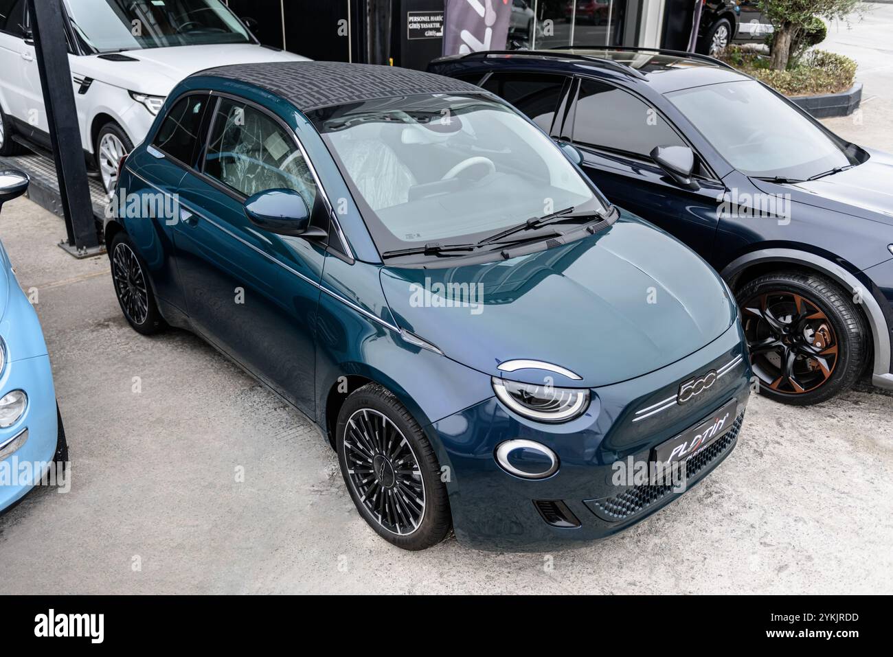 ISTANBUL, TURKIYE - 17 NOVEMBRE 2024: Fiat New 500, nota anche come 500e, è un'auto elettrica a batteria prodotta dalla Fiat. Foto Stock
