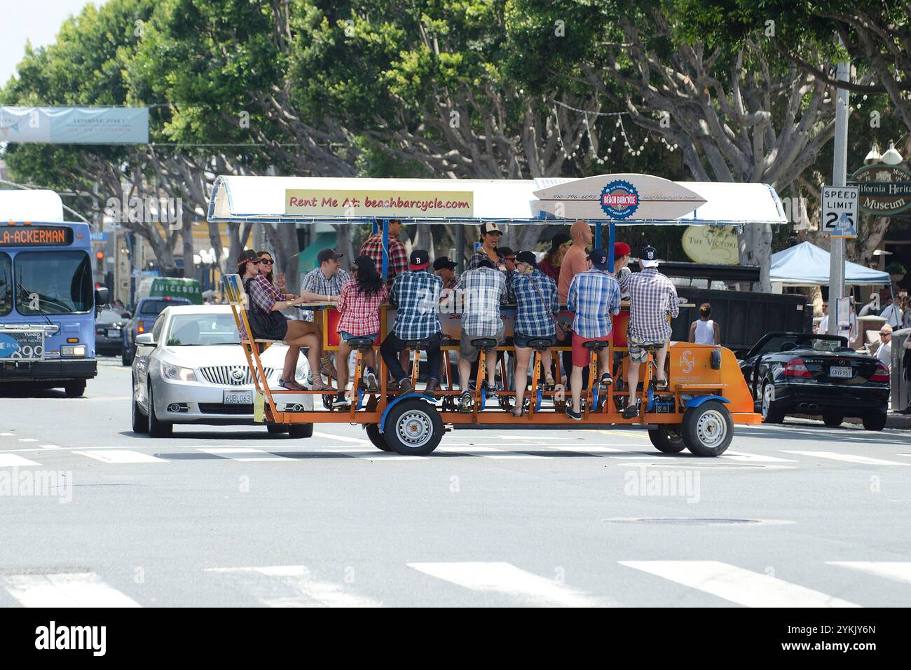 Beach BarCycle sulla Main Street a Santa Monica, California, il 2 giugno 2013 Foto Stock