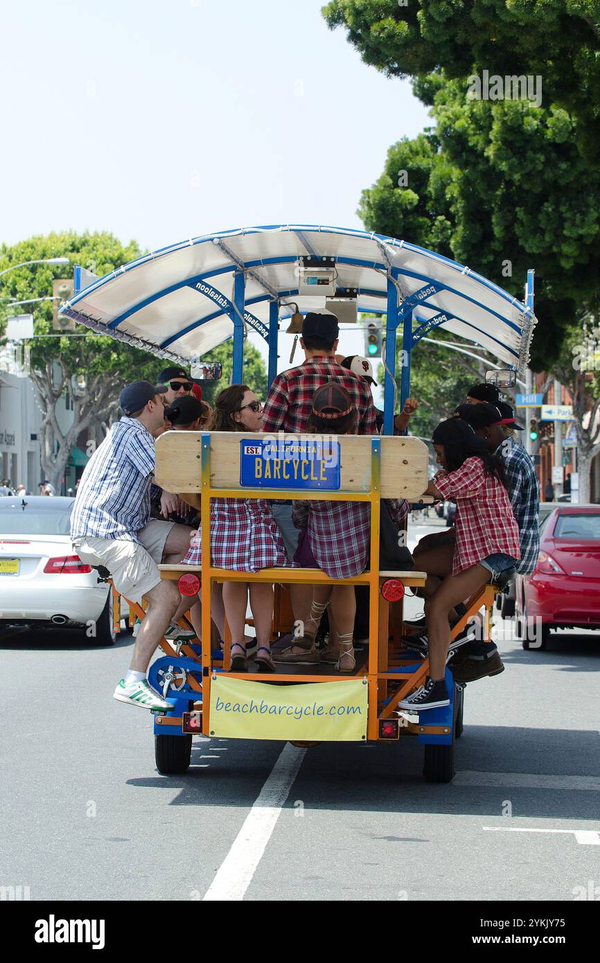 Beach BarCycle sulla Main Street a Santa Monica, California, il 2 giugno 2013 Foto Stock