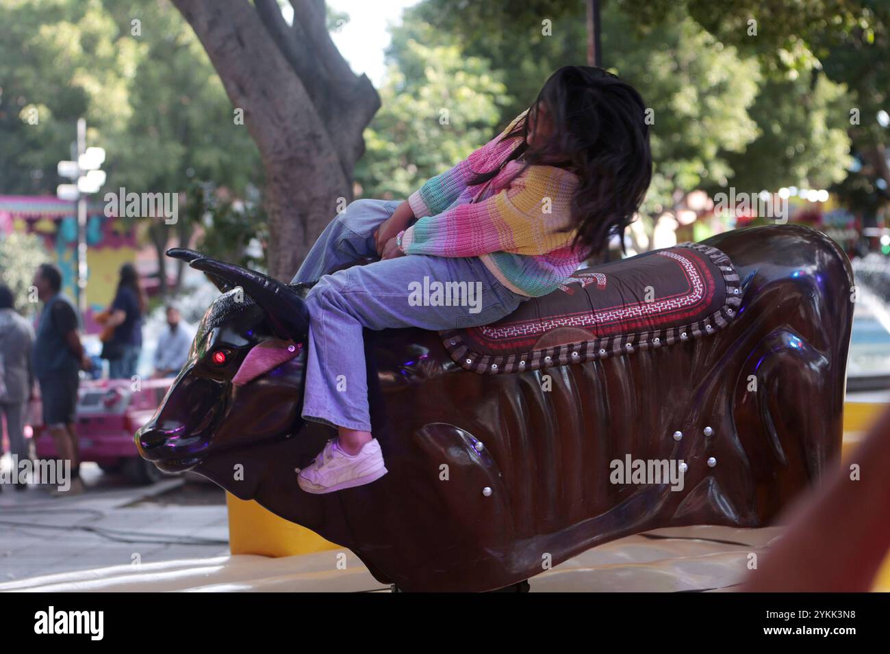 Puebla, Messico; 17/11/2024.- Riding the Bull, un gioco meccanico a eventi festivi, dove ragazzi e ragazze possono partecipare. Festa della Chalupa a Puebla (piatto messicano composto da una tortilla fritta in lardo e aggiunta di salsa piccante rossa o verde e piccoli pezzi di manzo) tipico dello stato di Puebla. Anche il danzón Show. danzón è un genere di danza e musica di origine cubana che viene ballato in coppia ed è arrivato in Messico intorno al 1890 attraverso Yucatán e Veracruz, creando una legione di praticanti fino ad oggi. Foto: Juan Carlos Rojas ------------------------------------------------------------------ Puebla, Méxi Foto Stock