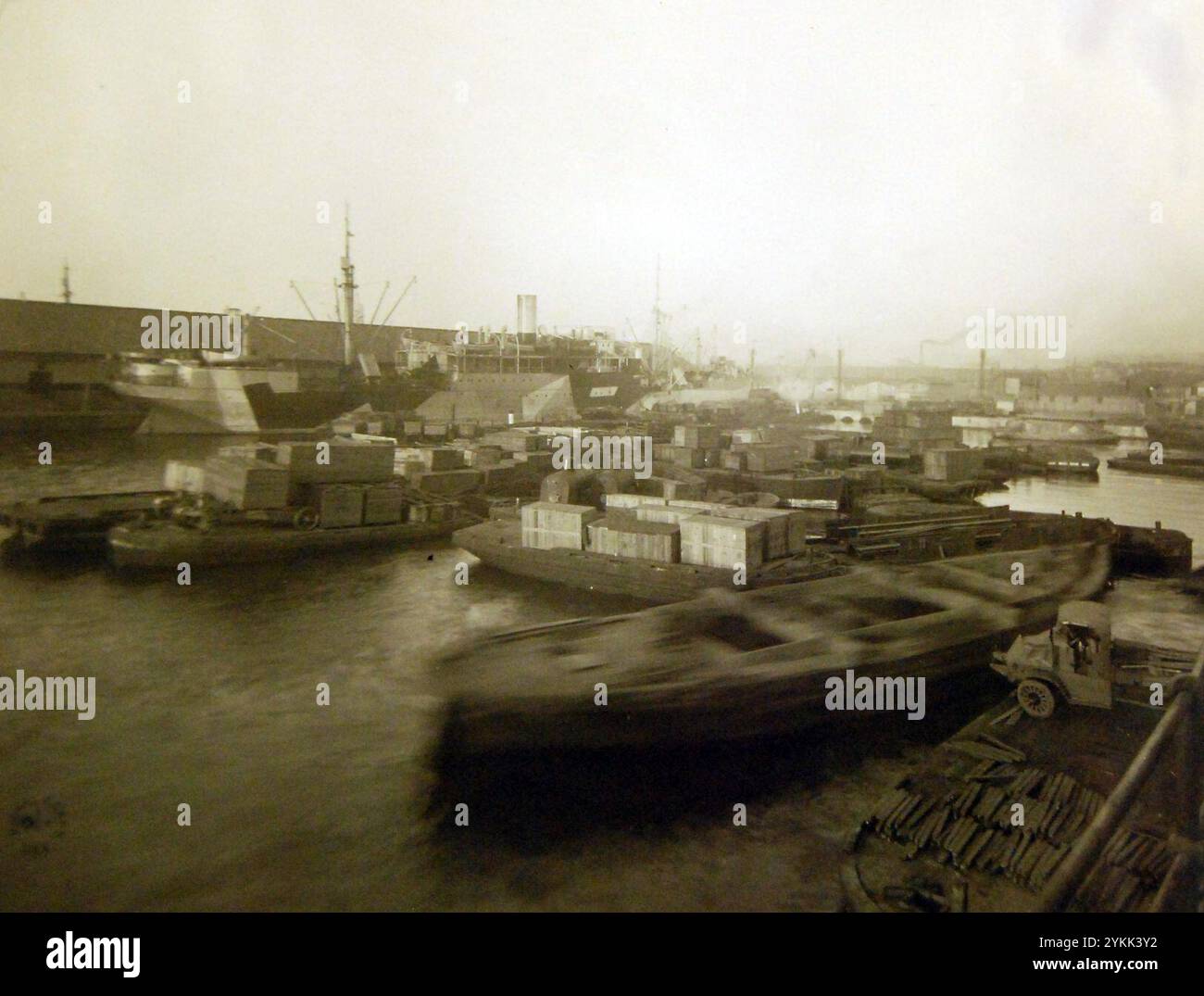 Barche cariche di provviste, bacino al Molo -2, Mole “A”, Marsiglia, Francia, 1918 Foto Stock