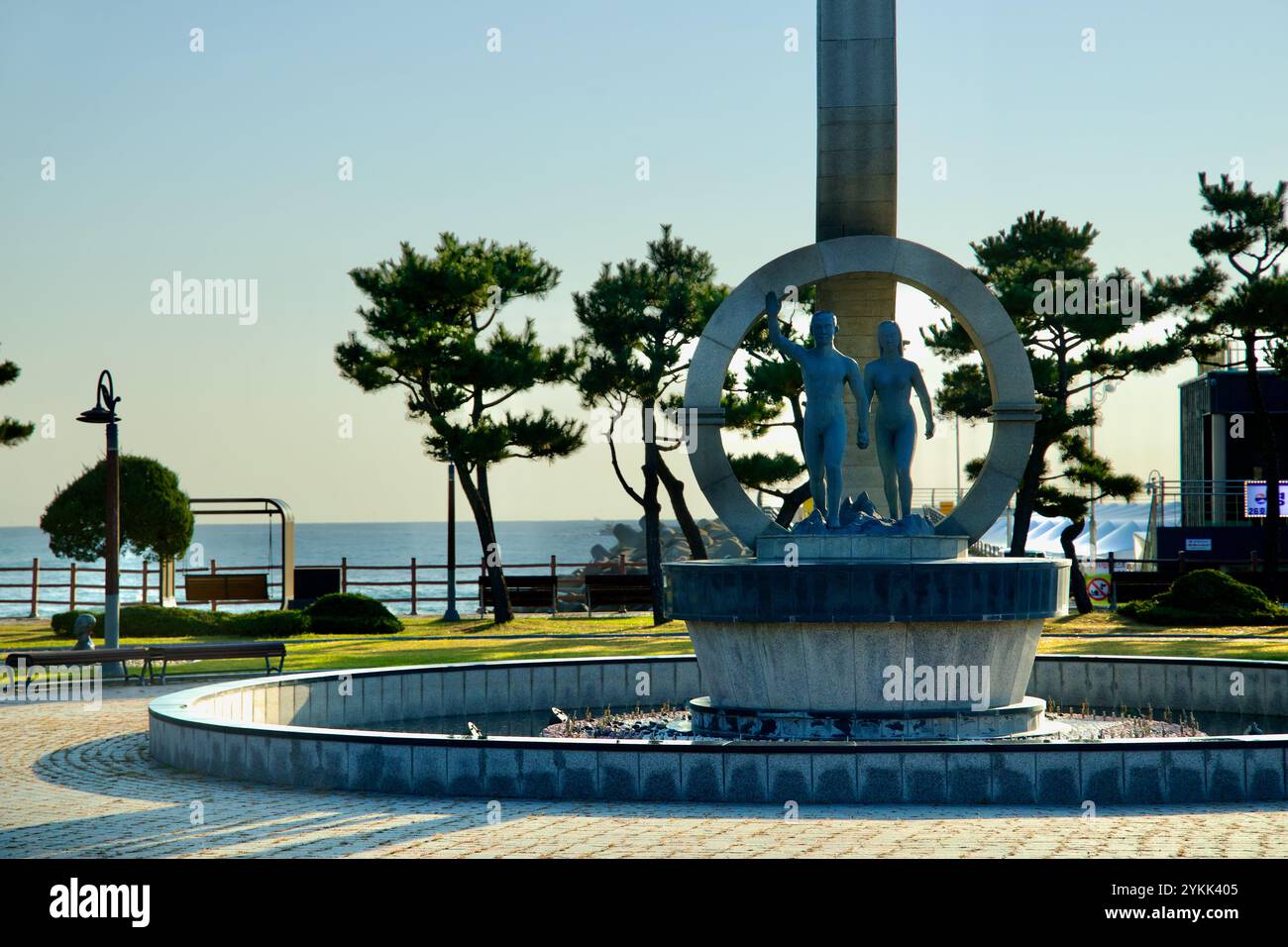 Sokcho, Corea del Sud - 3 novembre 2024: Una vista più ravvicinata della Torre della memoria nella Plaza of Unity nel Seorak Sunrise Park, con una figura simbolica Foto Stock