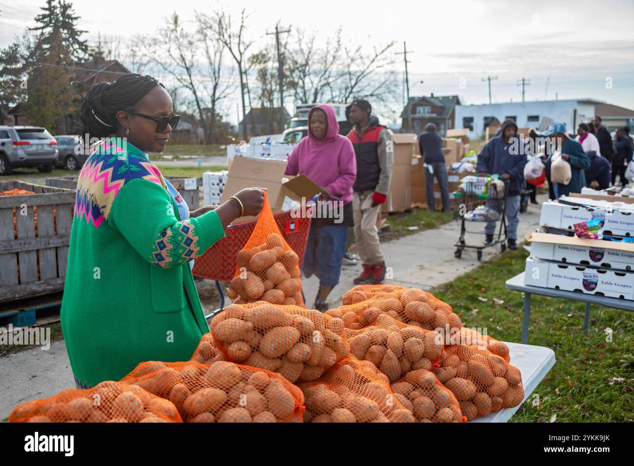 Detroit, Michigan - l'organizzazione no-profit Forgotten Harvest distribuisce cibo gratuito ai residenti di un quartiere a basso reddito la settimana prima del Ringraziamento. Foto Stock