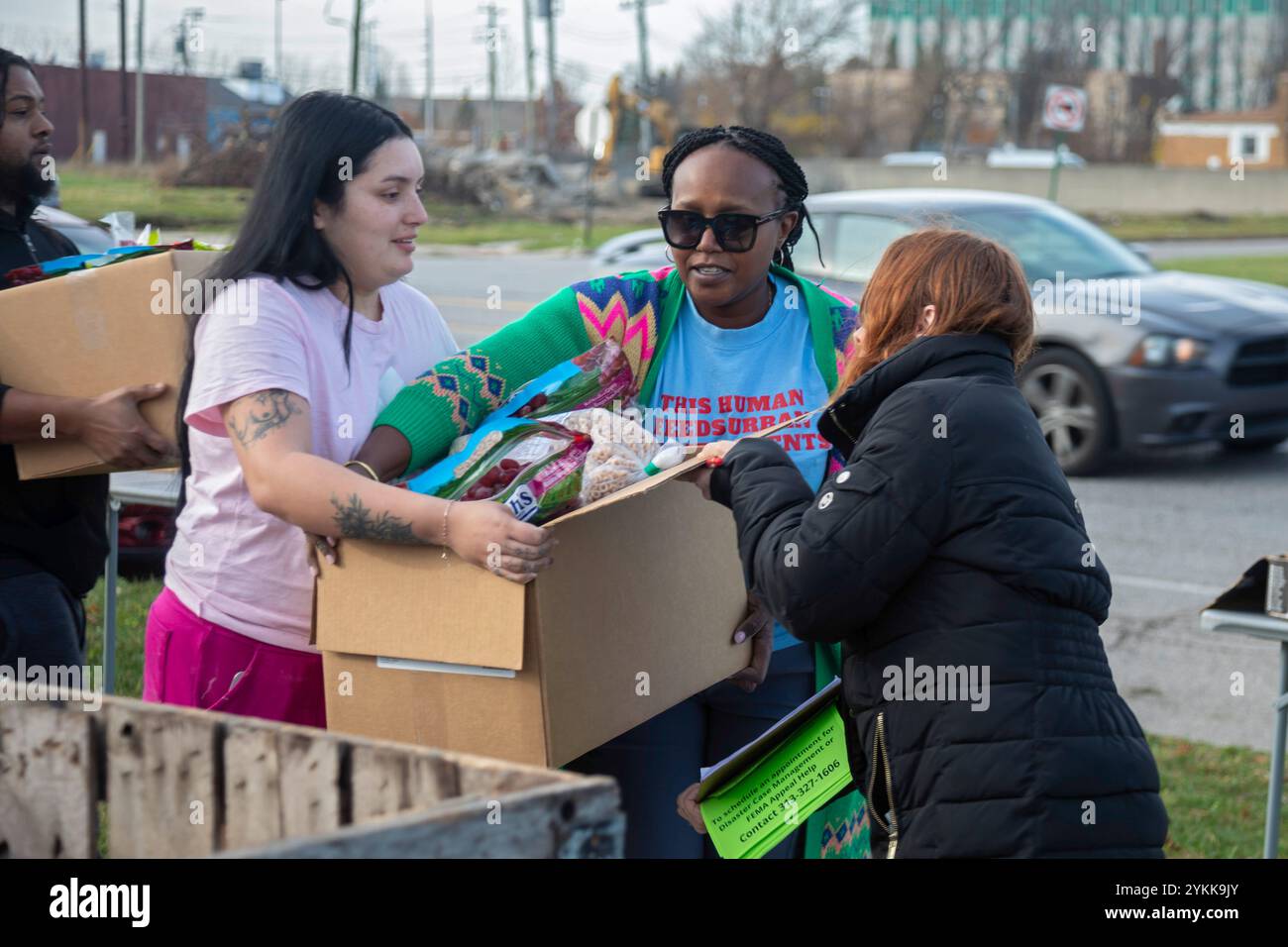 Detroit, Michigan - l'organizzazione no-profit Forgotten Harvest distribuisce cibo gratuito ai residenti di un quartiere a basso reddito la settimana prima del Ringraziamento. Foto Stock