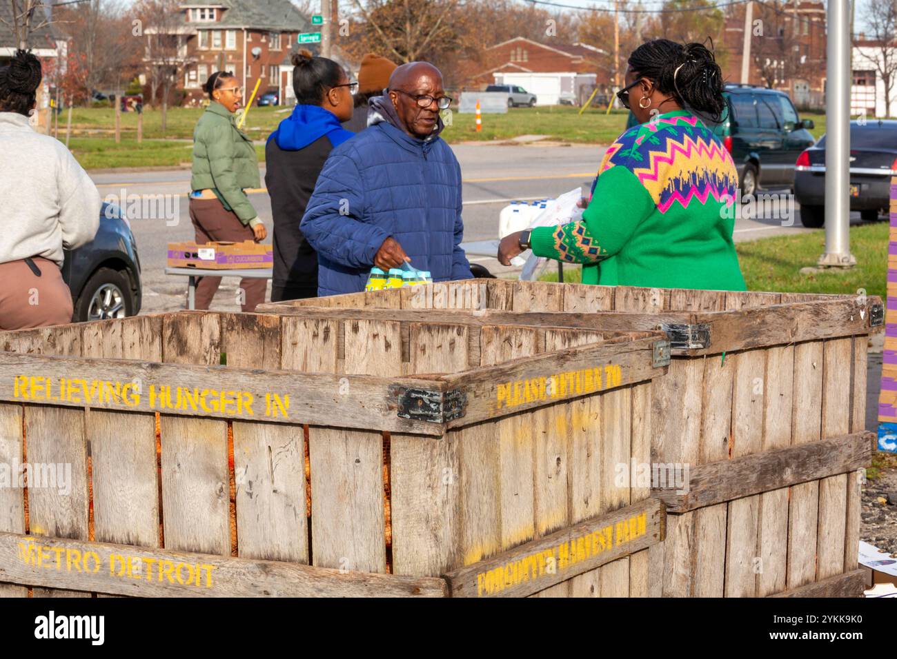 Detroit, Michigan - l'organizzazione no-profit Forgotten Harvest distribuisce cibo gratuito ai residenti di un quartiere a basso reddito la settimana prima del Ringraziamento. Foto Stock