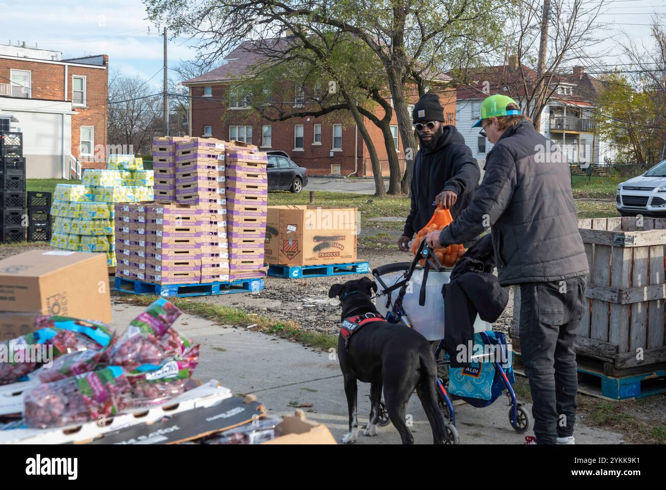 Detroit, Michigan - l'organizzazione no-profit Forgotten Harvest distribuisce cibo gratuito ai residenti di un quartiere a basso reddito la settimana prima del Ringraziamento. Foto Stock
