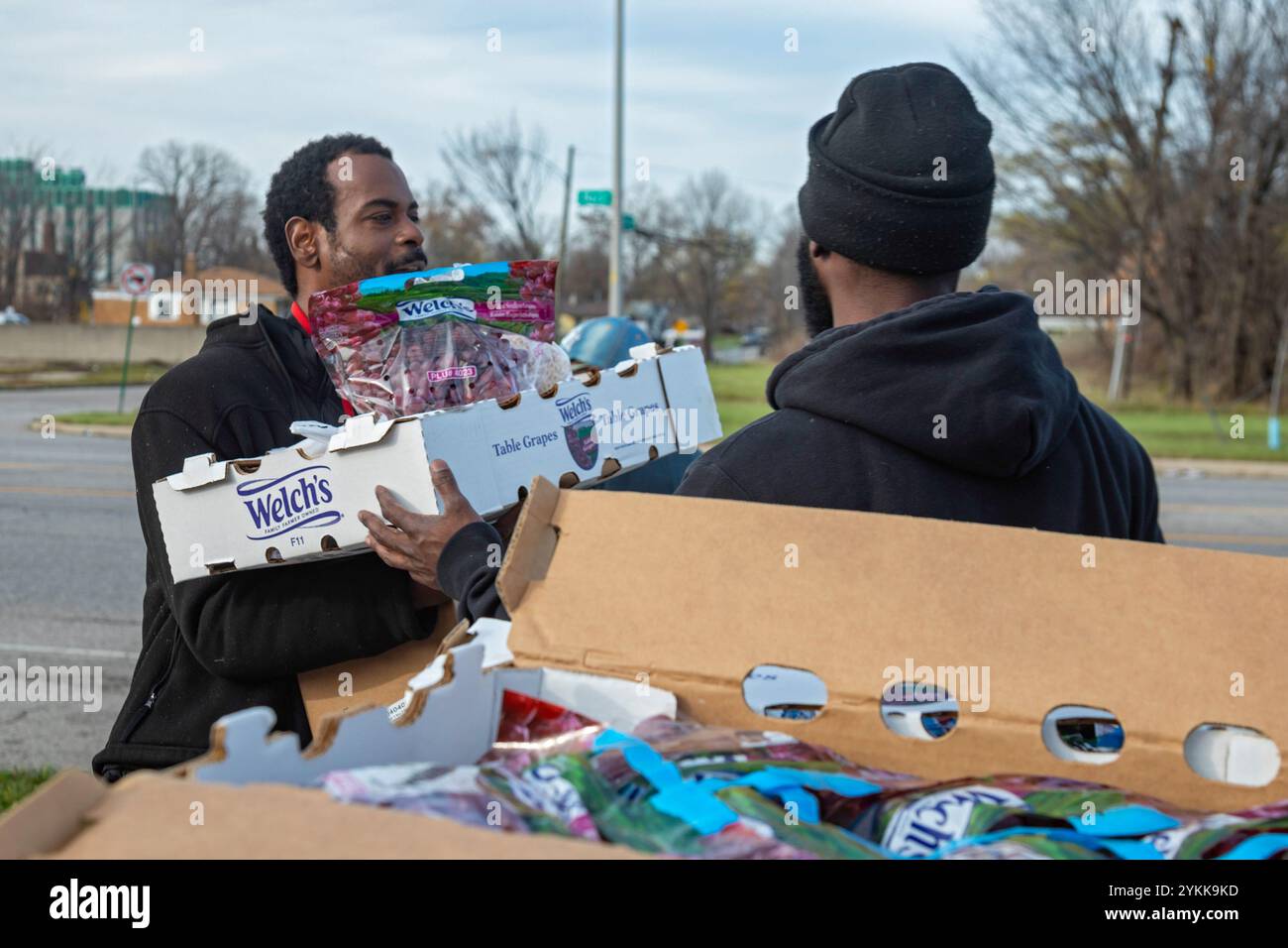 Detroit, Michigan - l'organizzazione no-profit Forgotten Harvest distribuisce cibo gratuito ai residenti di un quartiere a basso reddito la settimana prima del Ringraziamento. Foto Stock
