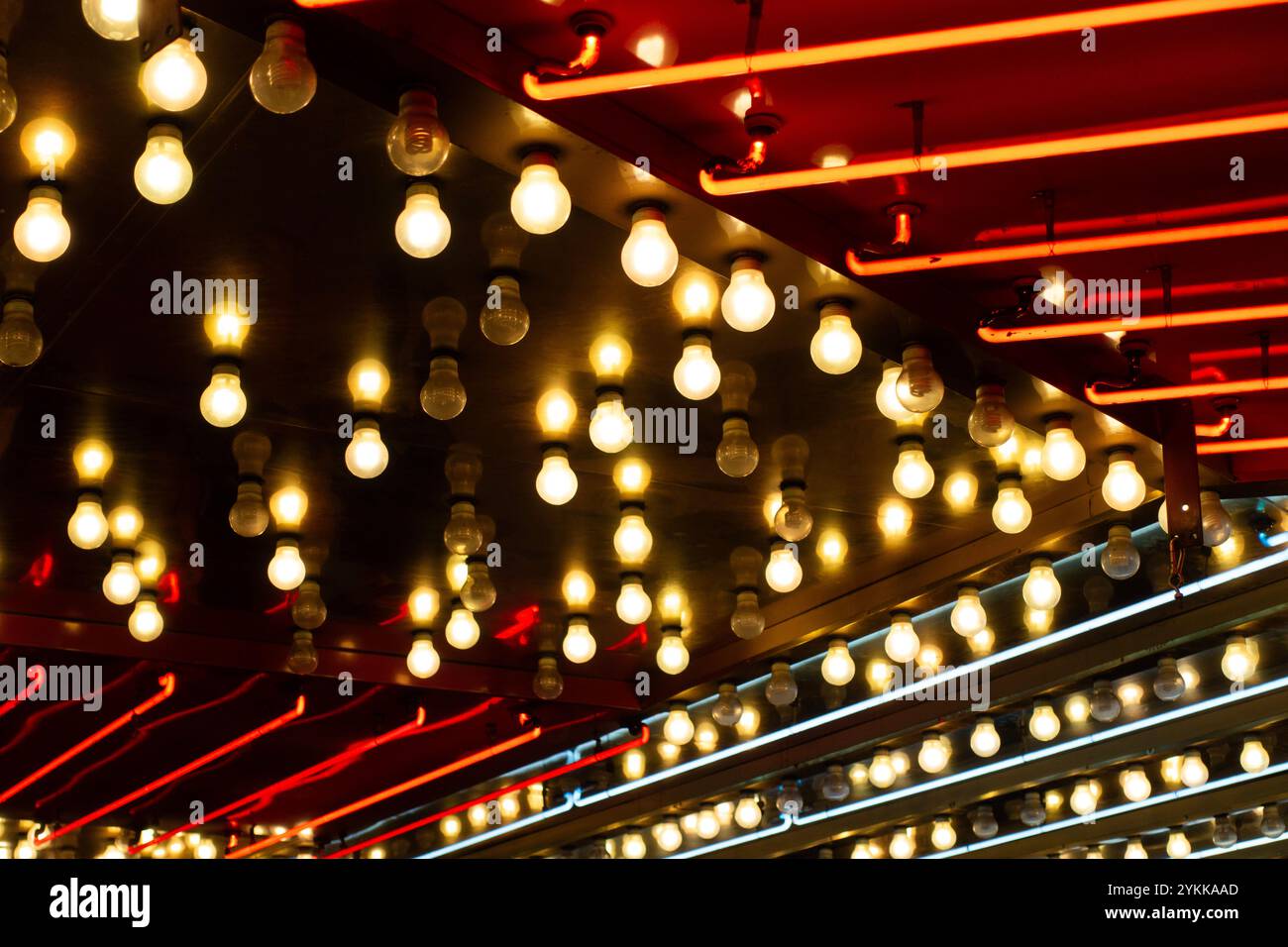 Vista astratta delle luci al neon e delle lampadine che si illuminano di notte Foto Stock