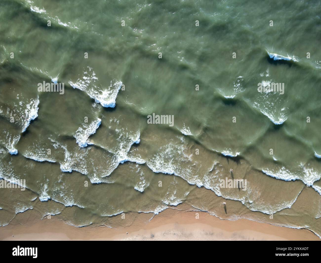 Vista aerea delle insolite onde quadrate che formano delle scatole conosciute come condizioni del mare sul lago Michigan Foto Stock