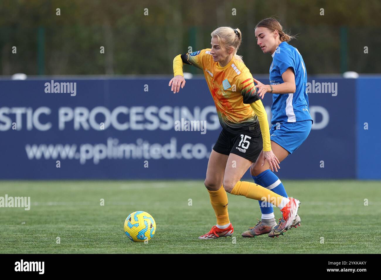 Sofia Jakobsson si batte con Kaila Novak della Durham Women's Championship durante il match tra Durham Women FC e London City Lionesses al Maiden Castle di Durham City, domenica 17 novembre 2024. (Foto: Mark Fletcher | mi News) crediti: MI News & Sport /Alamy Live News Foto Stock