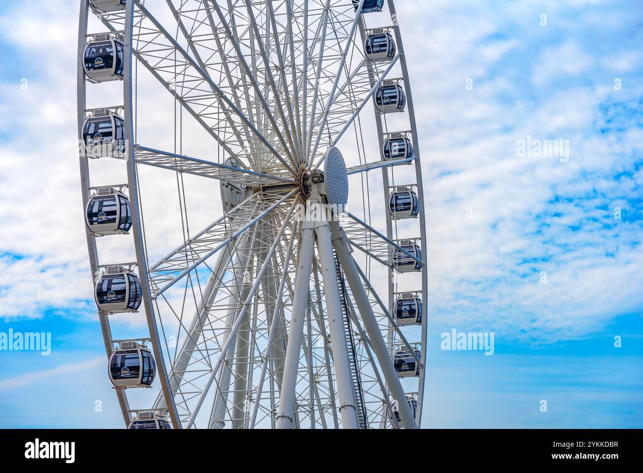 Seattle, Washington, USA - 19 settembre 2024: Una grande ruota panoramica conosciuta come la grande ruota panoramica di Seattle, Washington. Foto Stock