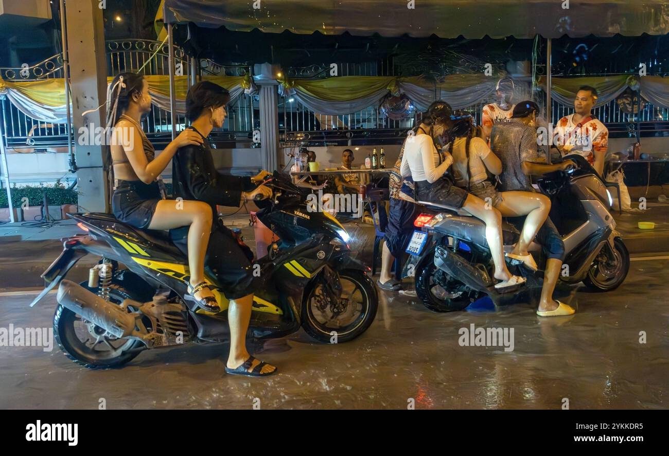 SAMUT PRAKAN, THAILANDIA, 21 aprile 2024, la gente celebra la vacanza DI SONGKRAN nelle strade della città notturna Foto Stock