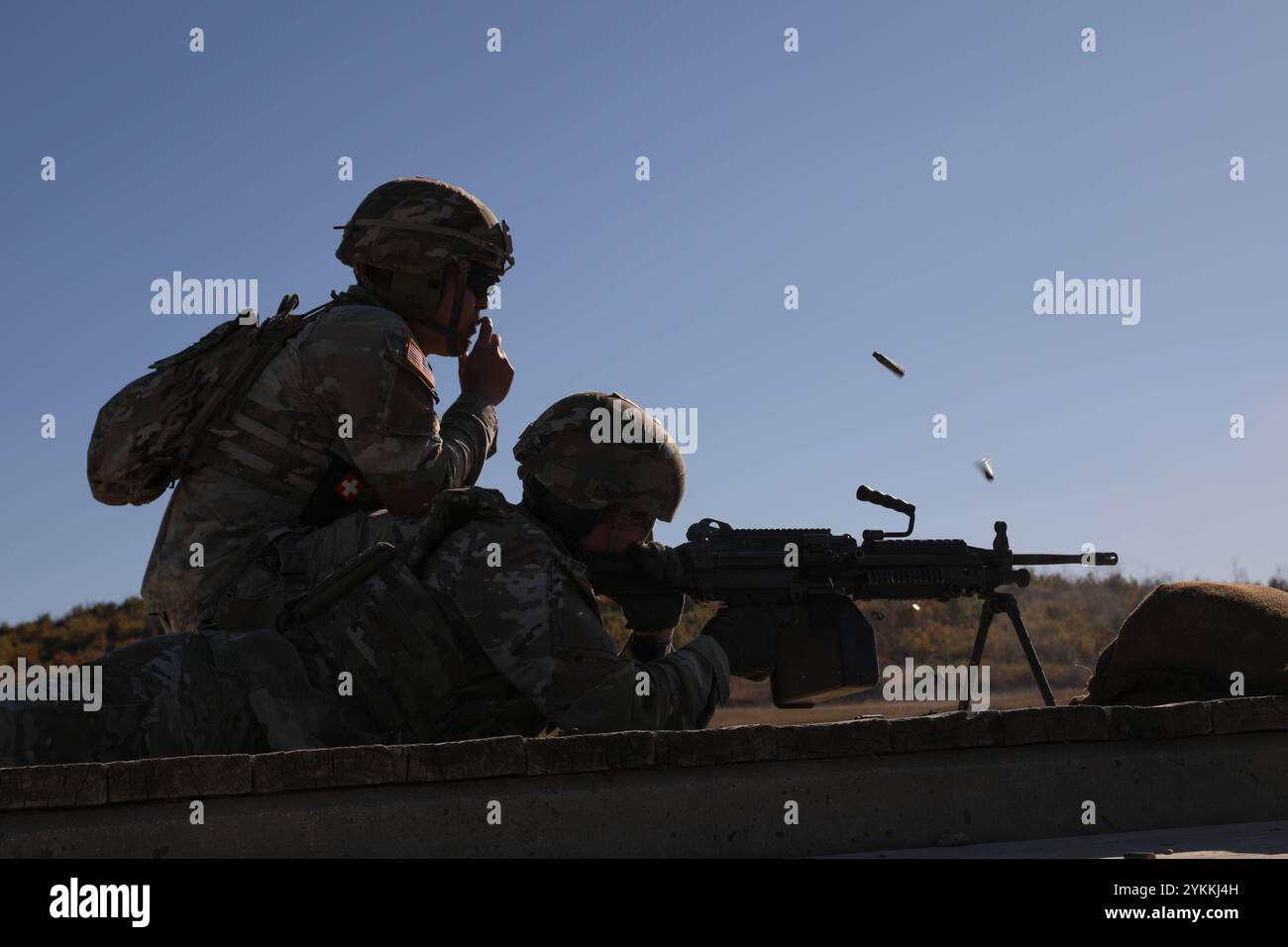 Coby Plunk (con la M249) e il sergente Sam Sumido, assegnati alla 302nd Military Police Company, danno istruzioni e assistenza su dove mirare a Fort Cavazos, Texas, 15 novembre 2024. La qualificazione annuale delle armi garantisce la prontezza e la letalità dei soldati. (Foto U.S. Amy Reserve di SPC. Gavin Hardy) Foto Stock