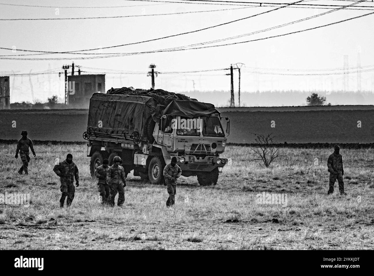 Soldati dell'esercito degli Stati Uniti assegnati al 5th Battalion, 25th Field Artillery Regiment, 3rd Brigade Combat Team, 10th Mountain Division, conducono una prova di artiglieria da campo per la prossima parte di fuoco dal vivo dell'esercitazione Dynamic Front 25 a Smârdan, Romania, 15 novembre 2024. Dynamic Front aumenta la letalità dell’Alleanza NATO attraverso incendi a lungo raggio, costruendo la preparazione delle unità in un complesso ambiente congiunto e multinazionale e sfruttando le capacità della nazione ospitante per aumentare la portata operativa dell’USAREUR-AF. Dynamic Front include più di 1.800 membri del servizio USA e 3.700 membri del servizio multinazionale del 28 Allie Foto Stock
