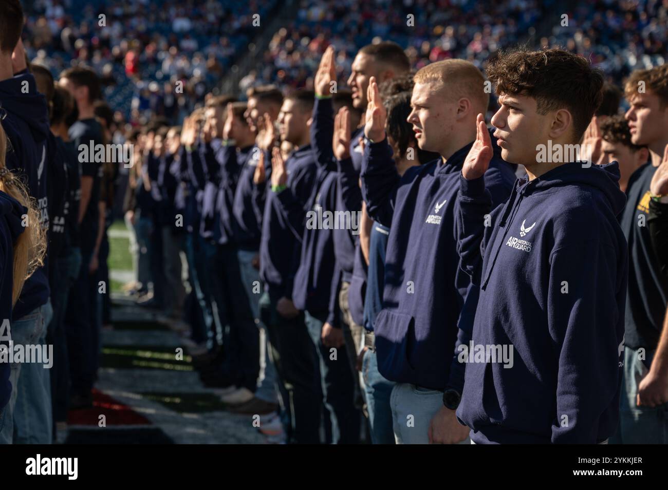 Gli aviatori si arruolano nella Massachusetts Air National Guard all'inizio di una partita di football dei New England Patriots al Gillette Stadium di Foxborough, Massachusetts, 18 novembre 2024. Gli Enlistees della Massachusetts National Guard, della U.S. Navy e della U.S. Air Force prestarono giuramento dal maggiore generale Scott Naumann, comandante della 10th Mountain Division, durante l'evento. (Foto della U.S. Air National Guard di Julia Ahaesy, Senior Airman) Foto Stock