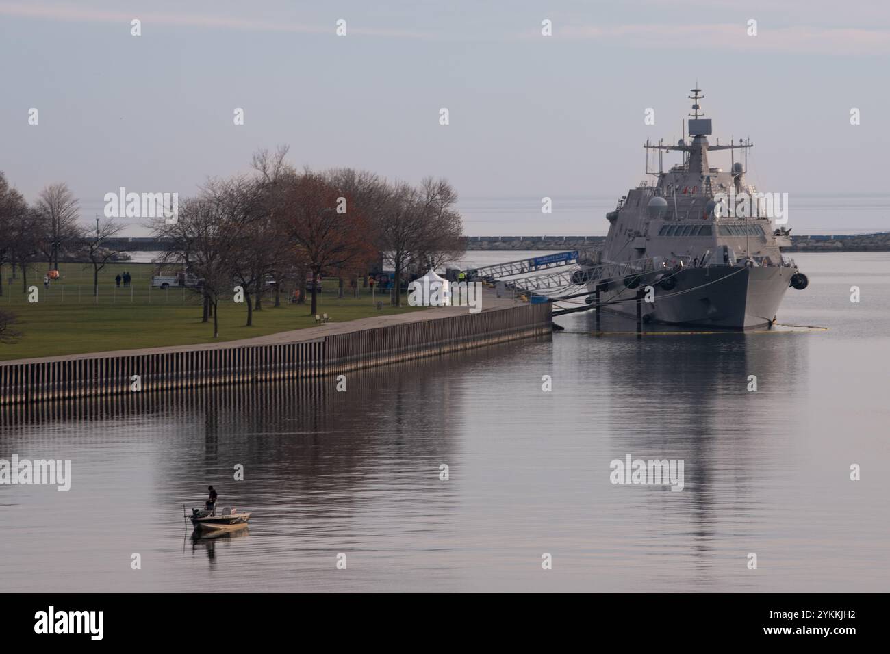 La USS Beloit (LCS) arrivò per la sua settimana di messa in servizio a Milwaukee, Wisconsin, 17 novembre 2024. La USS Beloit sarà commissionata al Veterans Park di Milwaukee il 23 novembre. (Foto della Marina degli Stati Uniti di Diana Salgado) Foto Stock