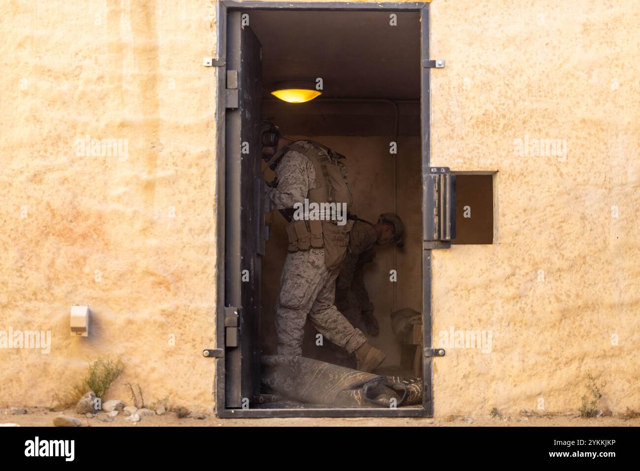 U.S. Marines con Alpha Company, 1st Combat Engineer Battalion, 1st Marine Division, perquisire in un edificio presso l'addestratore di immersione della fanteria al Marine Corps base Camp Pendleton, California, 6 novembre 2024. L'IIT fornisce un addestramento immersivo basato su scenari per valutare i Marines e le loro unità sulle tattiche di fanteria. (Foto del corpo dei Marines degli Stati Uniti del sergente Ezekieljay Correa) Foto Stock