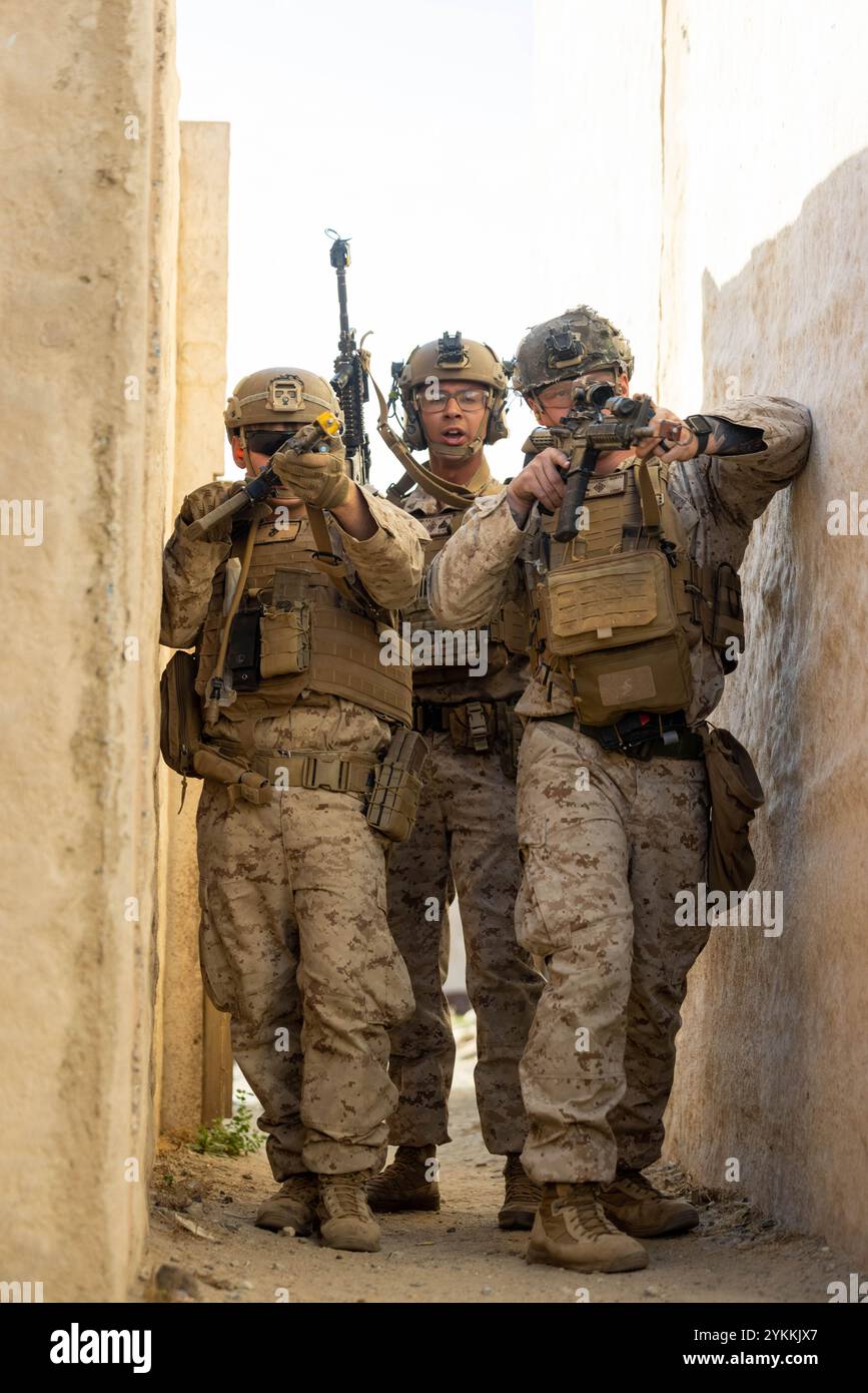 U.S. Marines con Alpha Company, 1st Combat Engineer Battalion, 1st Marine Division, pattuglia attraverso un vicolo presso l'addestratore di immersione della fanteria presso la base dei Marine Camp Pendleton, California, 6 novembre 2024. L'IIT fornisce un addestramento immersivo basato su scenari per valutare i Marines e le loro unità sulle tattiche di fanteria. (Foto del corpo dei Marines degli Stati Uniti del sergente Ezekieljay Correa) Foto Stock