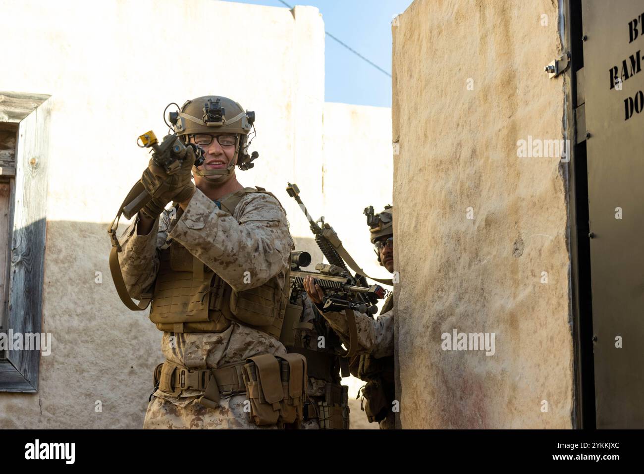US Marines con Alpha Company, 1st Combat Engineer Battalion, 1st Marine Division, preparatevi a sgombrare un edificio presso l'addestratore di immersione della fanteria al Marine Corps base Camp Pendleton, California, 6 novembre 2024. L'IIT fornisce un addestramento immersivo basato su scenari per valutare i Marines e le loro unità sulle tattiche di fanteria. (Foto del corpo dei Marines degli Stati Uniti del sergente Ezekieljay Correa) Foto Stock