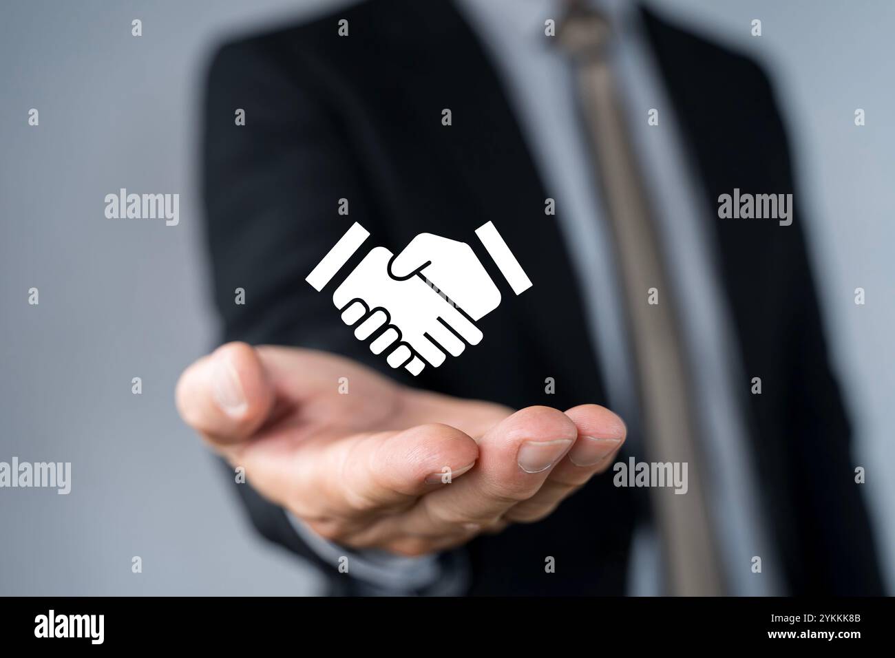 Concetto di sponsorizzazione. Attività tra sponsor di fondi risorse o servizi. Uomo d'affari che mostra l'icona dello sponsor sullo schermo virtuale. Foto Stock