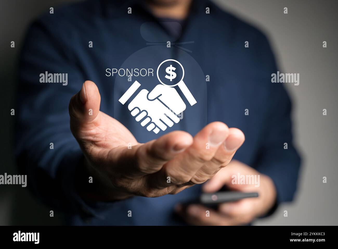 Uomo d'affari che mostra l'icona dello sponsor sullo schermo virtuale. Concetto di sponsorizzazione. Attività tra sponsor di fondi risorse o servizi. Foto Stock