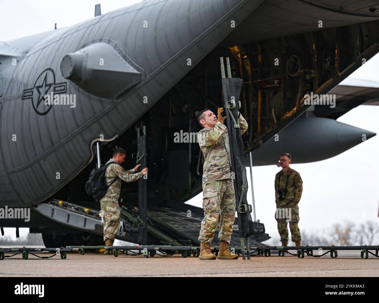 Il personale militare allestì una lettiera durante un'esercitazione del National Disaster Medical System presso la Offutt Air Force base, Nebraska, 13 novembre 2024. L'area di Omaha ha condotto un'esercitazione per determinare la preparazione a sostenere un conflitto d'oltremare spostando le vittime militari nella rete sanitaria civile. I partecipanti delle agenzie di risposta locali, statali e federali hanno collaborato con l'Air Force e la Nebraska Air National Guard per garantire la capacità della nazione di sostenere uno sforzo bellico. (Foto della U.S. Air Force di Destiny Walker) Foto Stock