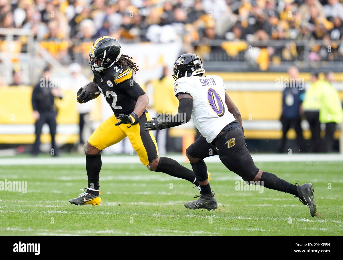 Pittsburgh, Pennsylvania, Stati Uniti. 17 novembre 2024. 17 novembre 2024: Najee Harris #22 e Roquan Smith #0 durante la partita Pittsburgh Steelers vs Baltimore Ravens all'Acrisure Stadium di Pittsburgh PA. Brook Ward/Apparent Media Group (Credit Image: © AMG/AMG via ZUMA Press Wire) SOLO PER USO EDITORIALE! Non per USO commerciale! Foto Stock