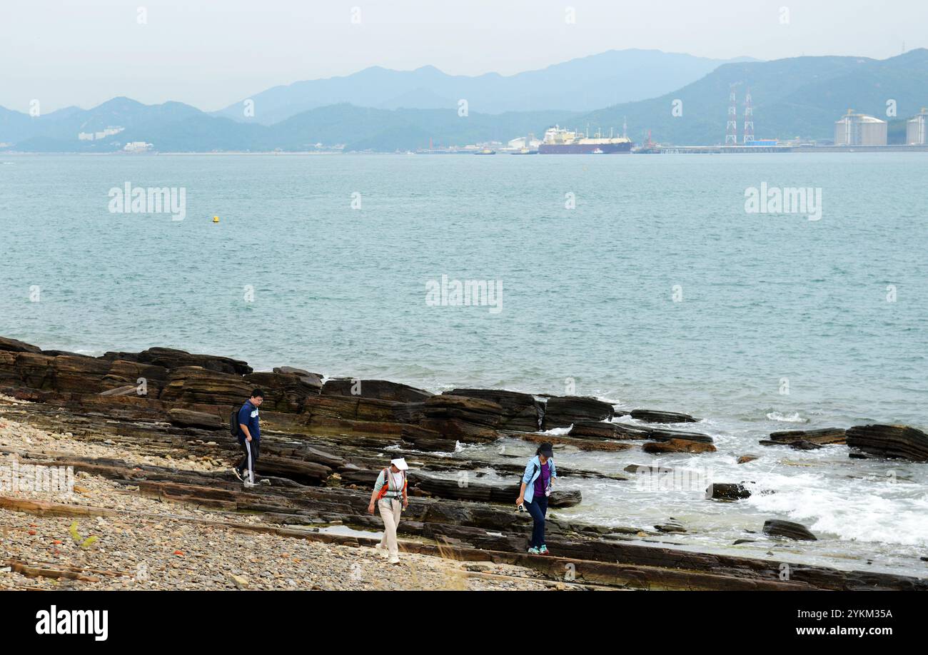 Rocce sedimentarie sulla costa dell'isola di Tung Ping Chau a Hong Kong. Foto Stock