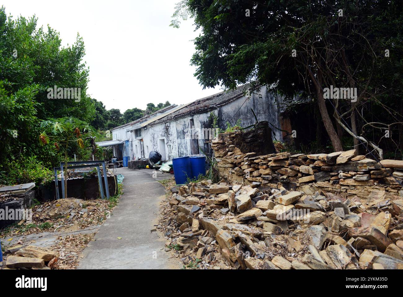 Un villaggio deserto sulla costa orientale dell'isola di Tung Ping Chau a Hong Kong. Foto Stock