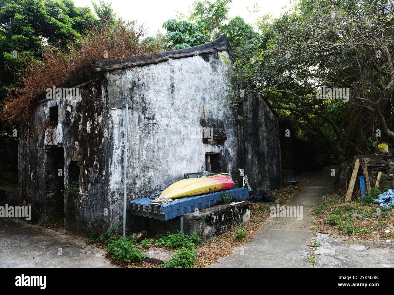 Un villaggio deserto sulla costa orientale dell'isola di Tung Ping Chau a Hong Kong. Foto Stock