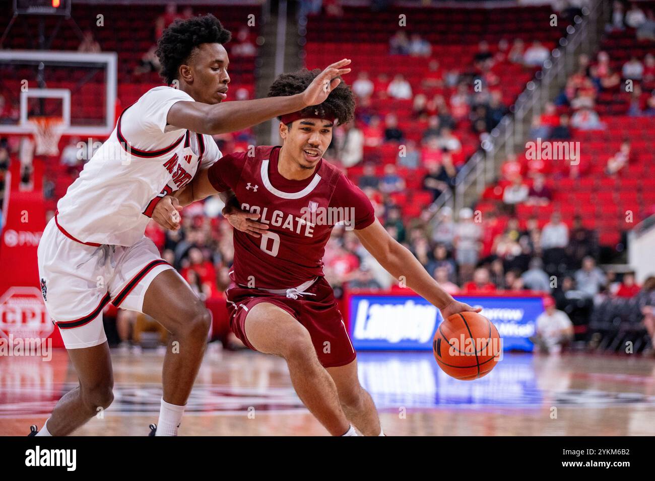 Raleigh, North Carolina, Stati Uniti. 18 novembre 2024. La guardia del North Carolina State Wolfpack Paul McNeil (2) protegge la guardia dei Colgate Raiders Julian Scott (0) durante la seconda metà della partita di pallacanestro NCAA al Lenovo Center di Raleigh, NC. (Scott Kinser/CSM). Crediti: csm/Alamy Live News Foto Stock