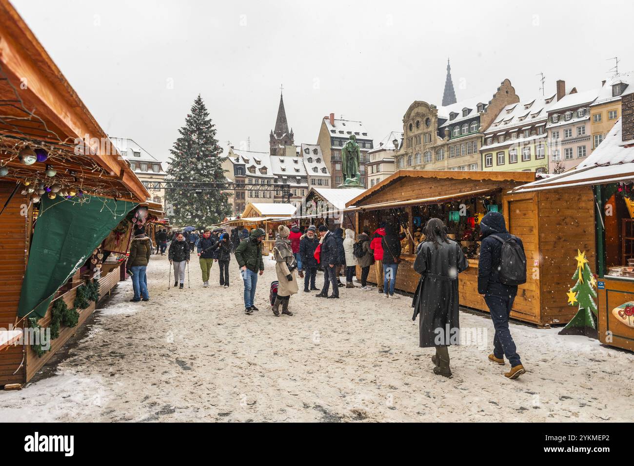 FRANCIA, ALSAZIA, BAS-RHIN (67), STRASBURGO, PLACE KLEBER CHRISTMAS MARKET IN THE SNOW Foto Stock