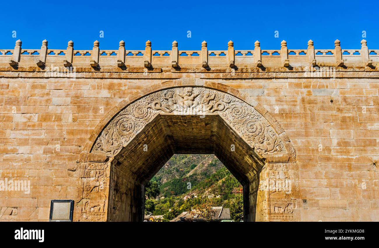 Piattaforma cloud Arco grande Muraglia Juyongguan Pechino Cina. L'Arch presenta decorazioni buddiste, la porta d'ingresso più vicina a Pechino. Costruito negli anni '1300 dalla dinastia Ming. Foto Stock