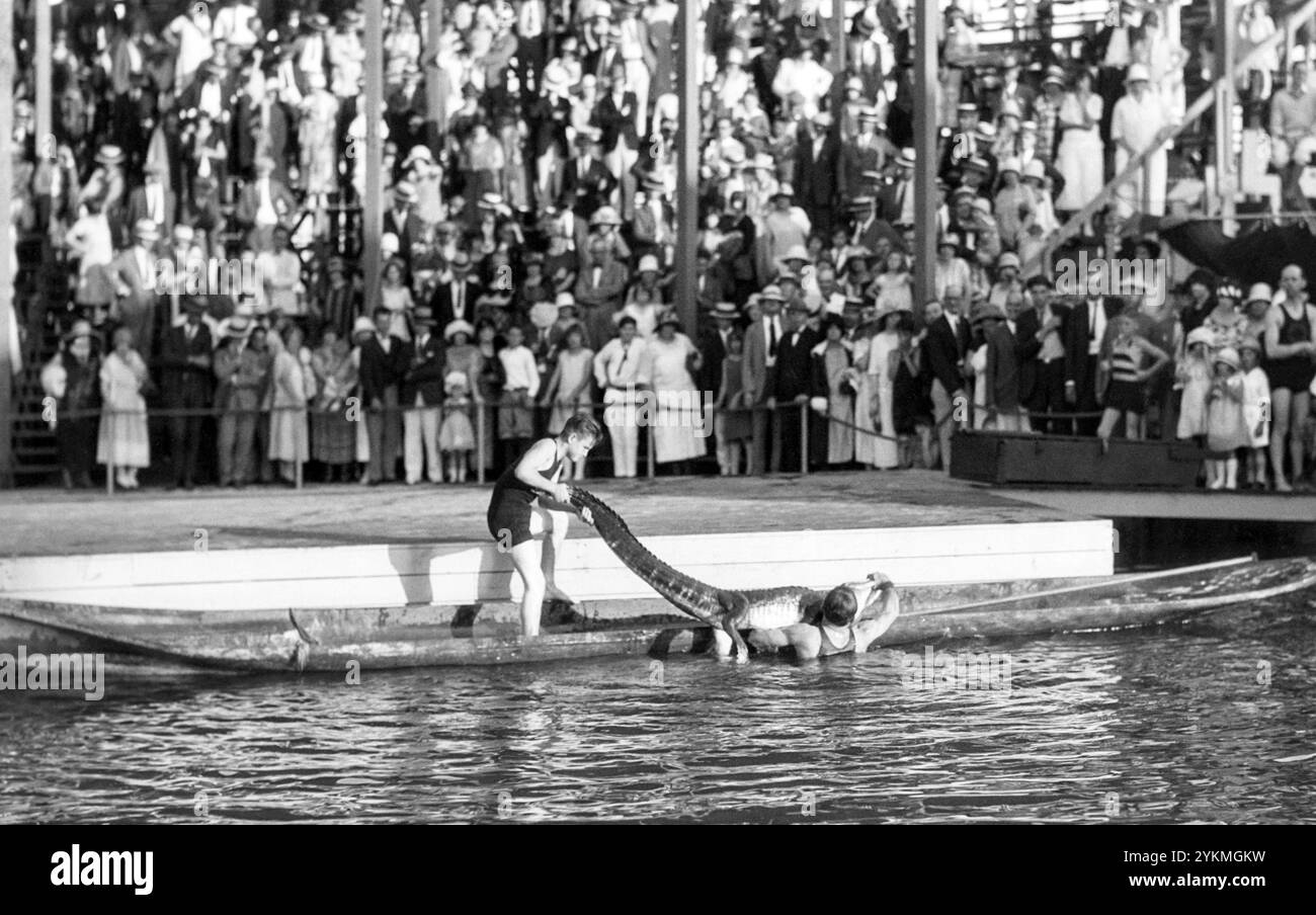 Gli uomini lottano contro un alligatore mentre la folla guarda a Coral Gables, Florida, il 22 febbraio 1925. (USA) Foto Stock