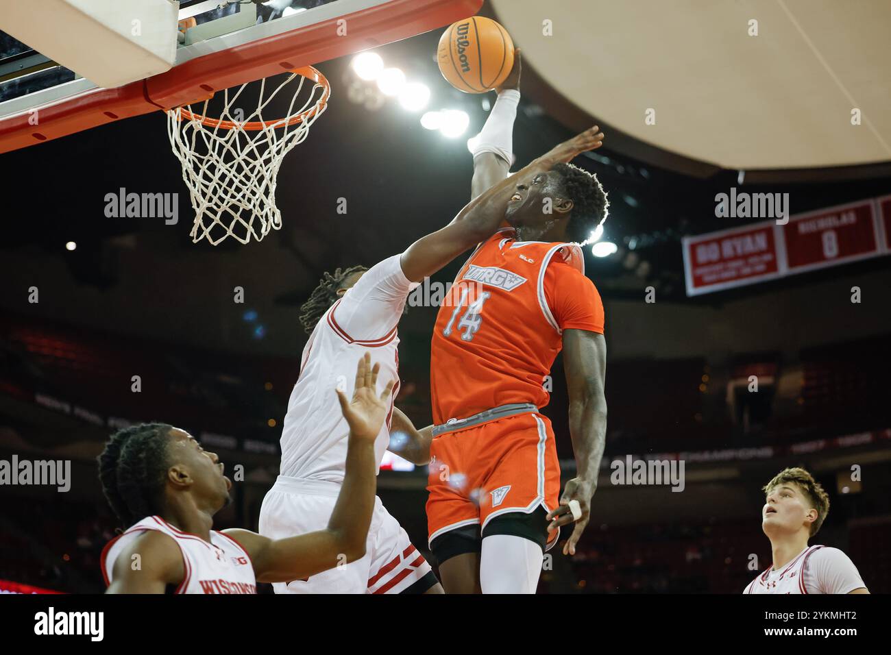 Madison, WISCONSIN, Stati Uniti. 18 novembre 2024. UT Rio grande Valley Vaqueros guardia Hasan Abdul Hakim (14) sfugge sull'attaccante dei Wisconsin Badgers Xavier Amos (13) durante la partita di pallacanestro NCAA tra i Texas - Rio grande Valley Vaqueros e i Wisconsin Badgers al Kohl Center di Madison, WISCONSIN. Darren Lee/CSM/Alamy Live News Foto Stock