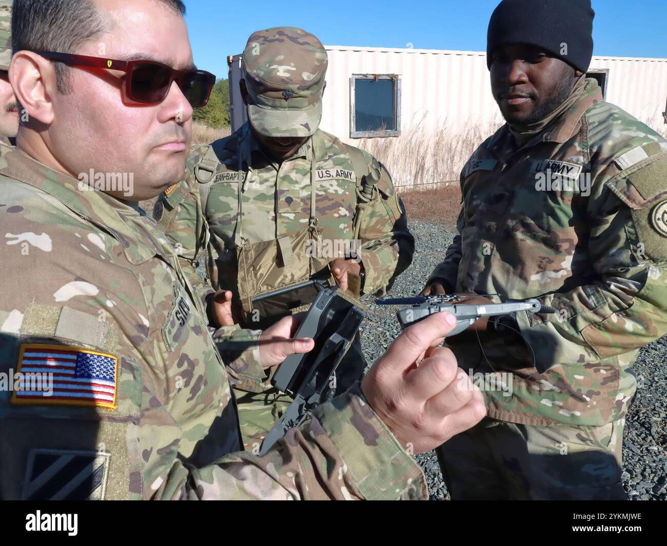 Soldati della B Co., 1 BN 69 INF Scopri le capacità del Black Hornet UAV utilizzato per la ricognizione in ambienti pacifici e austeri. Il Black Hornet Nano è un micro veicolo aereo senza equipaggio militare (UAV) con tre telecamere utilizzate per la sorveglianza. (Immagini fornite dalla USASA Fort Dix Training Division / Steven Roussel) Foto Stock